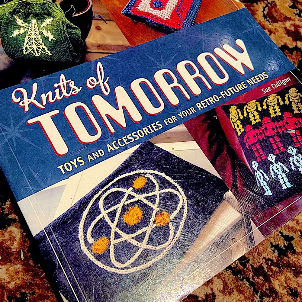 Learn to knit fun and “futuristic” 🪢🤖👽designs with this Knitting 🧶 Book 📚!